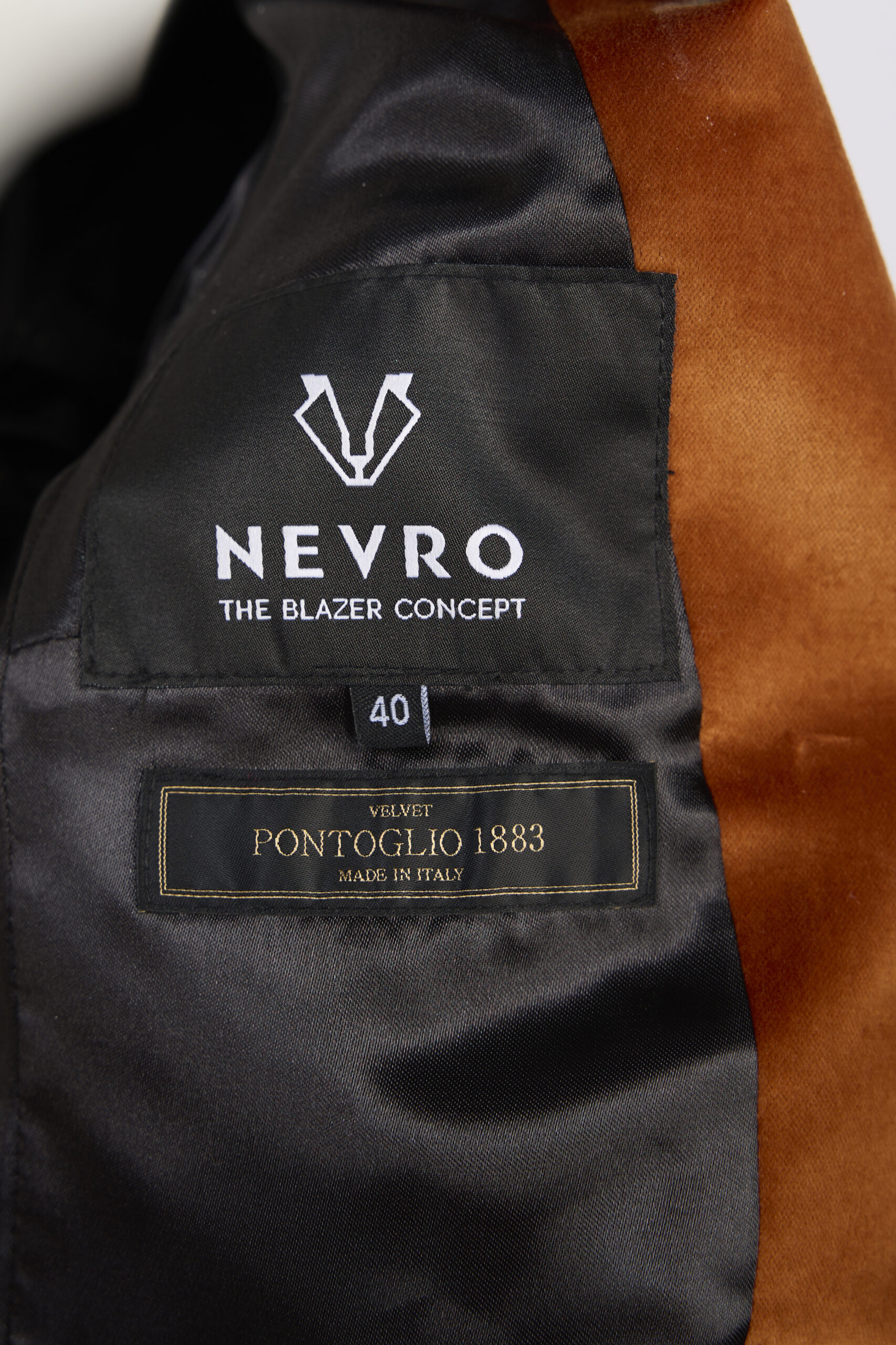 RUGGINE VELVET BERMUDA SHORTS Tailored from plush velvet in a rich rust hue, these Bermuda shorts blend relaxed ease with refined elegance. Featuring a flattering high waist and precise pleats, they’re designed for versatile styling—perfect with the matching blazer or as a standout piece on their own.